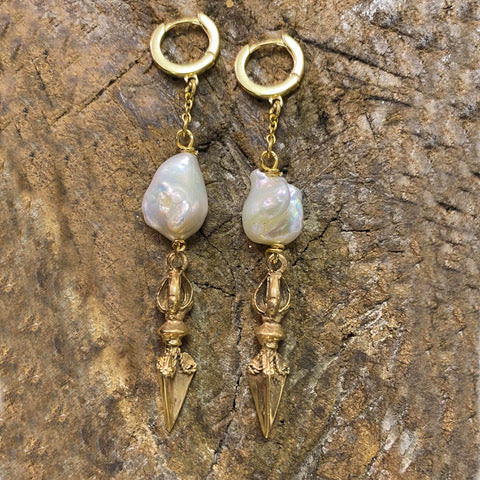 DAGGER GOLD BRONZE WITH WHITE KEISHI PEARLS